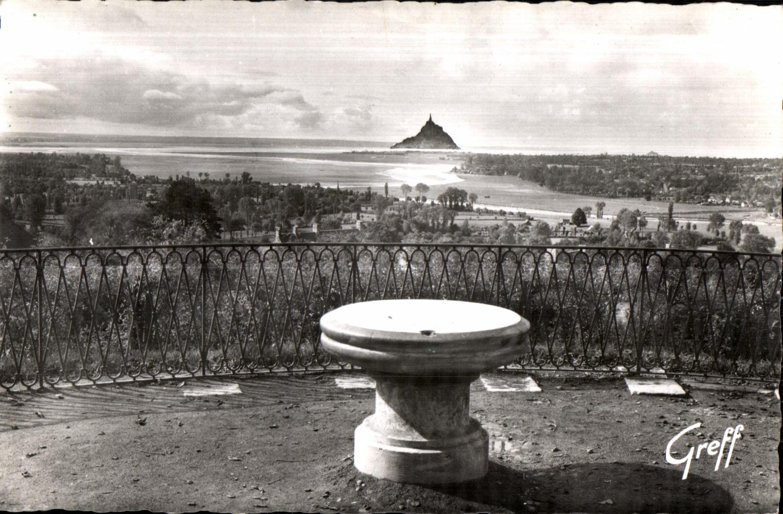 CPSM En normandie 503-6 Avranches (manche) au jardin des plantes la table d orientation et vue sur la baie du mont saint