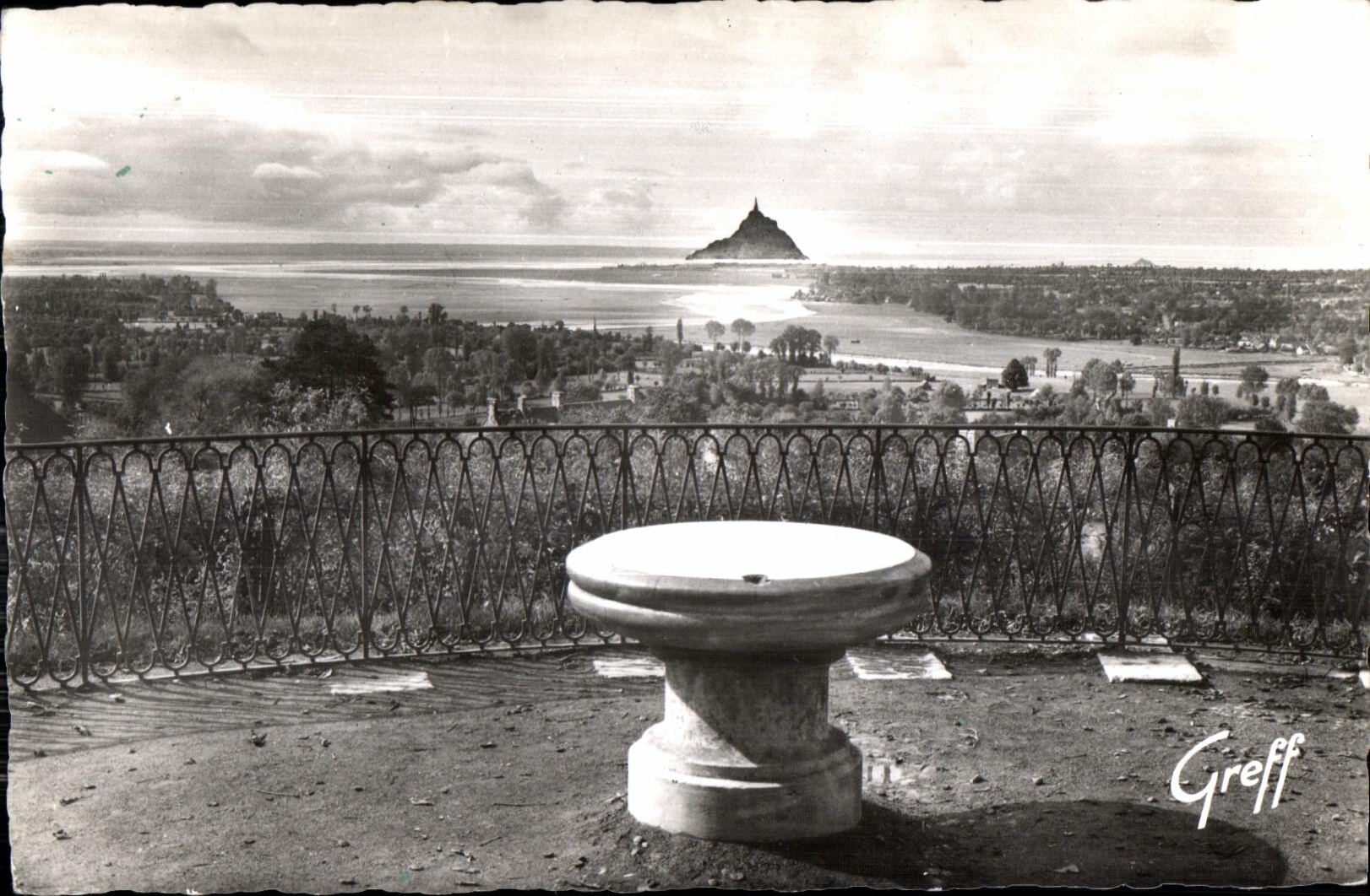 CPS En normandie 503-6 avranches (Manche) au jardin des plantes la table d orientation et vue baie du mont Saint Michel