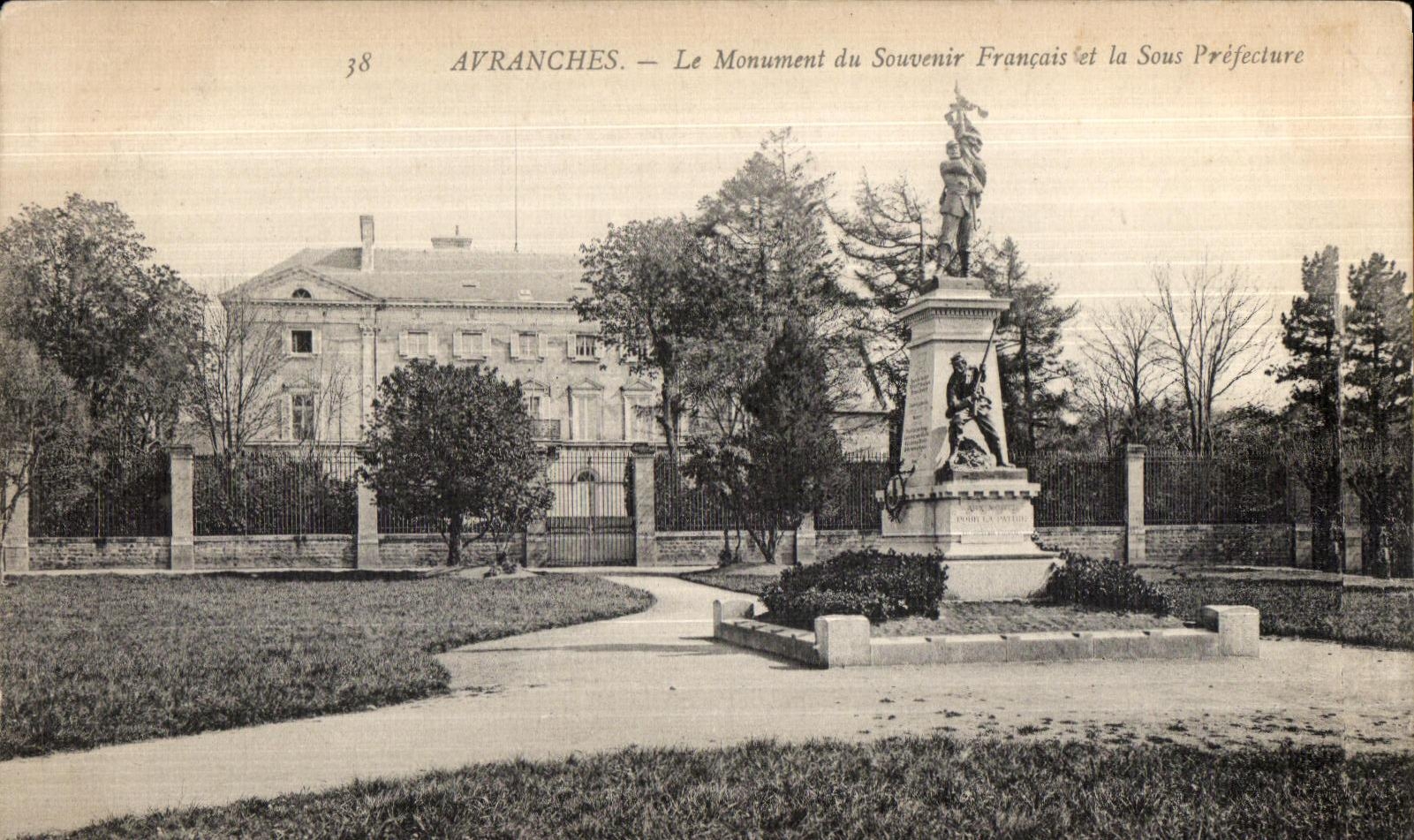 CPA Avranches le monument du souvenir francais et la sous prefecture