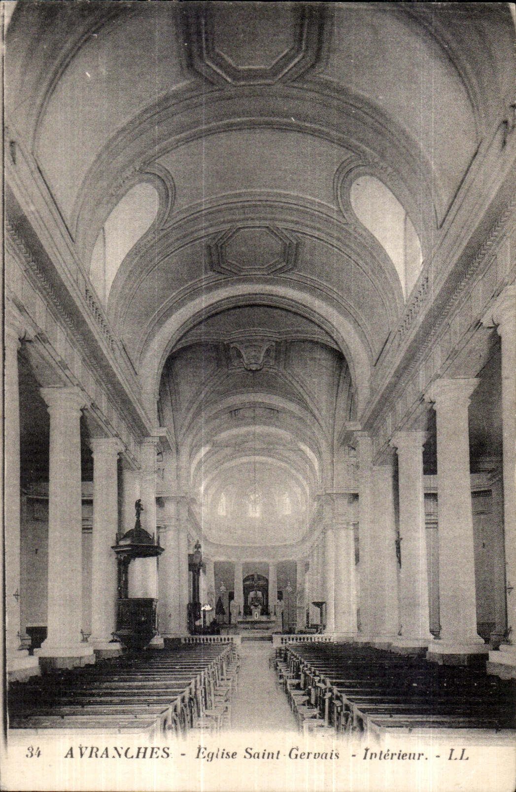 CPA Avranches eglise saint gervais interieur