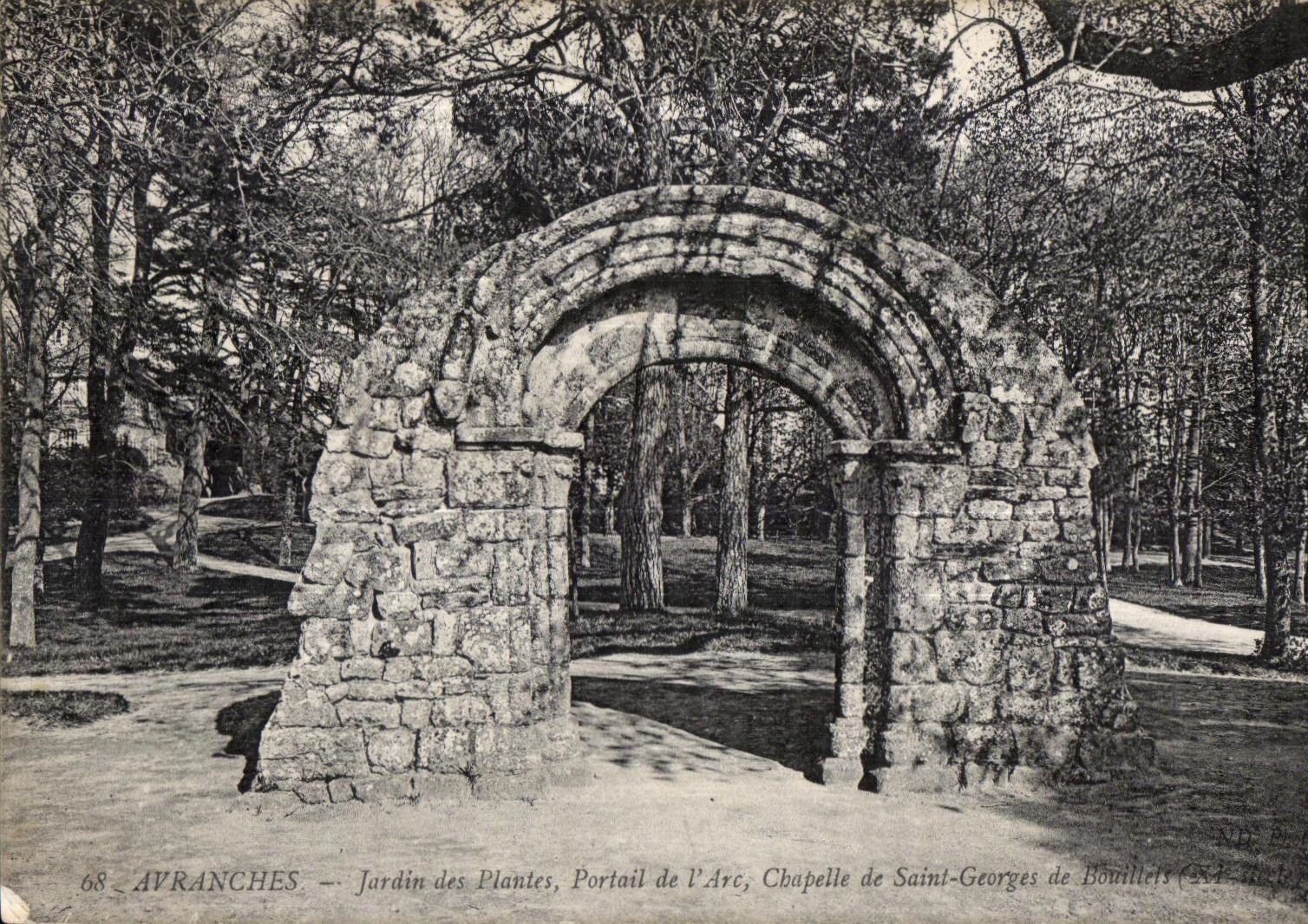 CPA Avranches jardin des plantes portail de l arc chapelle de saint georges de bovillels