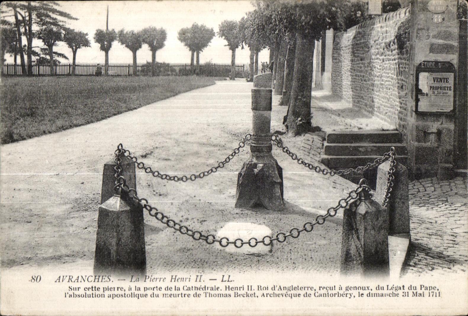 CPA Avranches la pierre henri II sur cette pierre is la porte de la cathedrale henri II