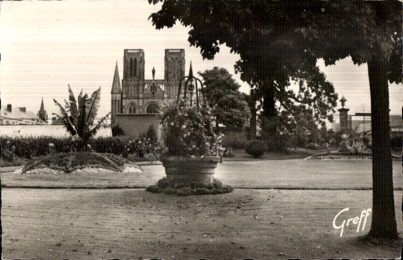 CPA Avranches (Manche) En Normandie Le Jardin des Plantes et I Eglise Notre Dame Des Champs
