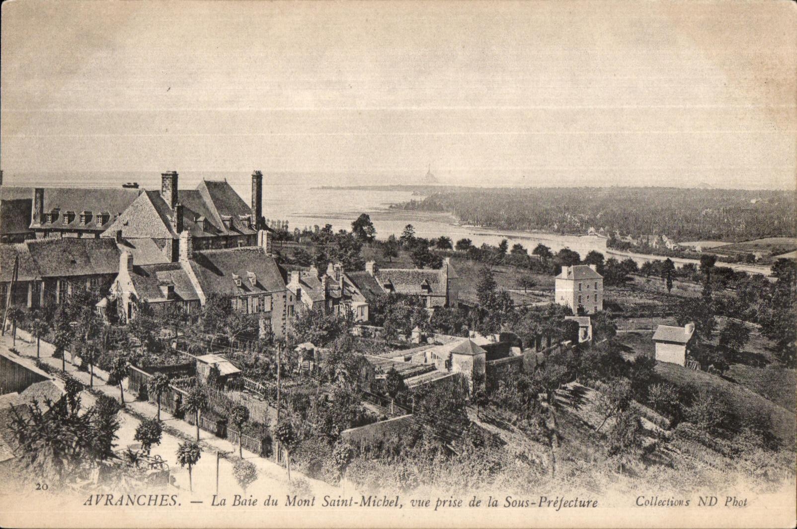 CPA Avranches La Baie du Mont Saint Michel vue prise de la Sous Prejecture