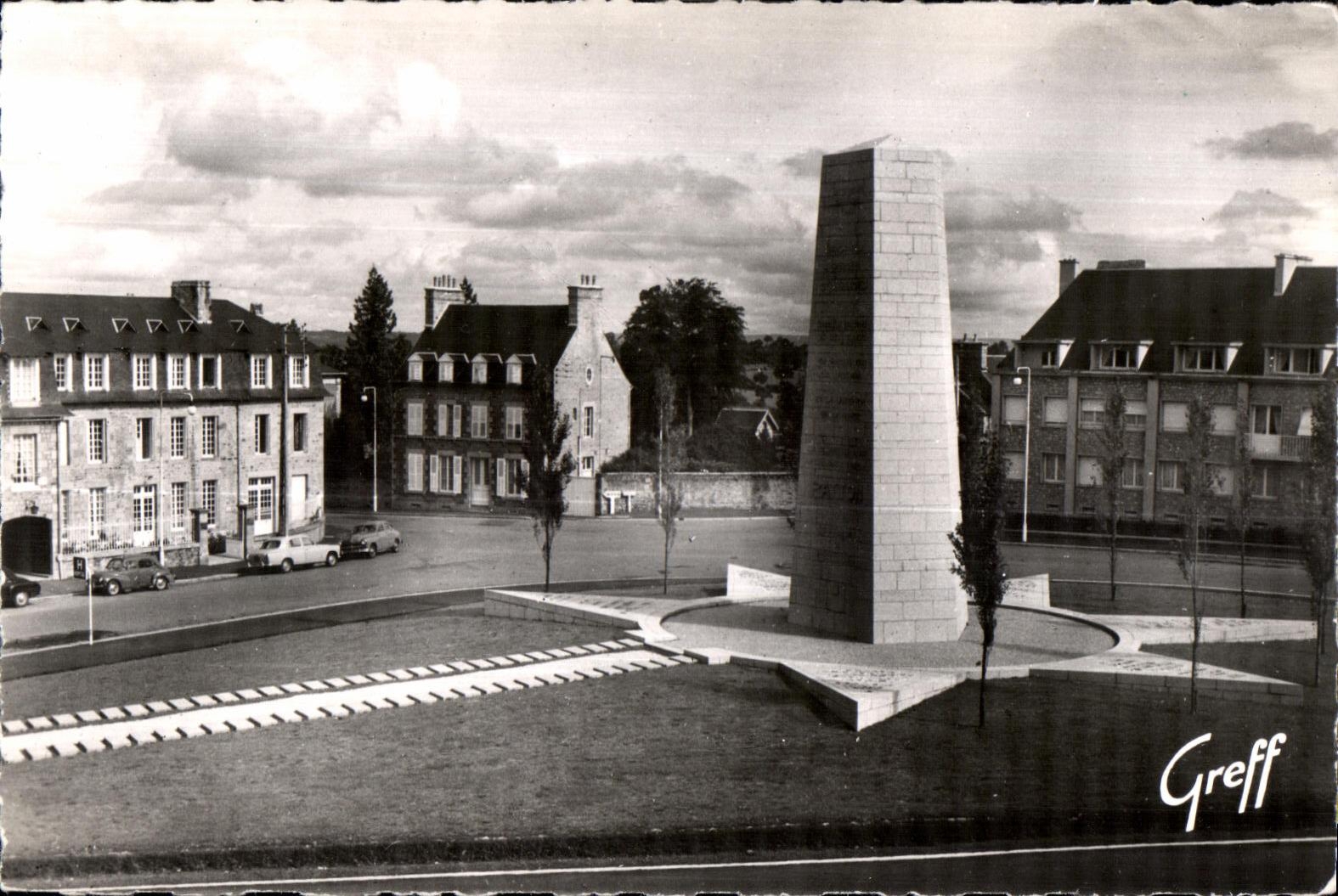 CPA Avranches (Manche) La Place Patton et le Monument eleve en I honneur de la Liberation I Armee americaine Militaria