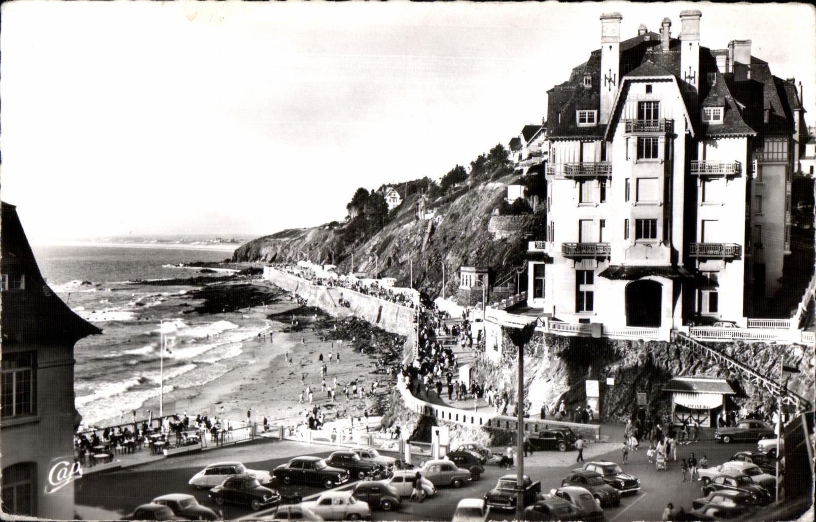 CPA Granville La Plage La Digue et le Normandy Hotel