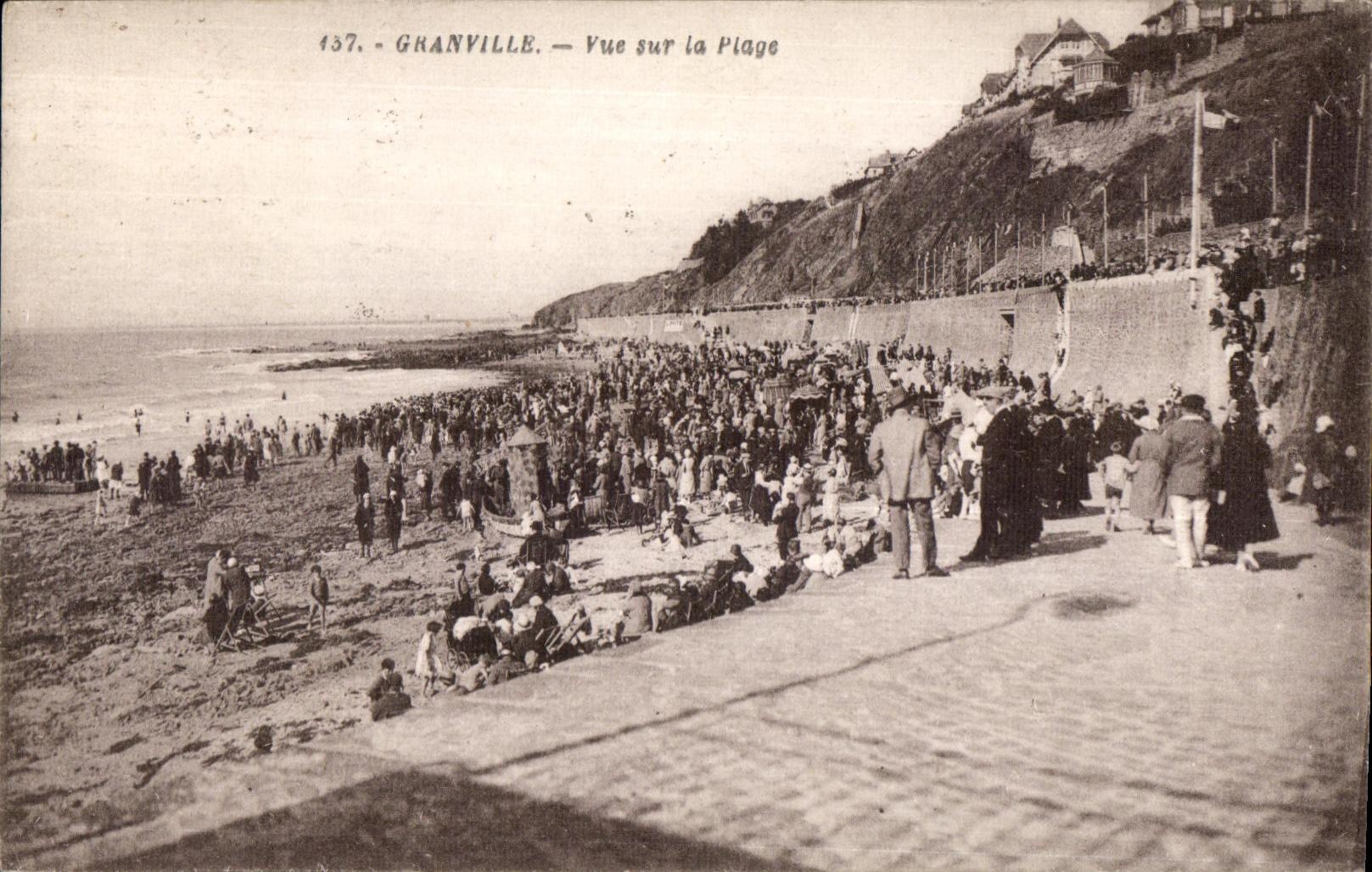 CPA Granville Vue sur la Plage