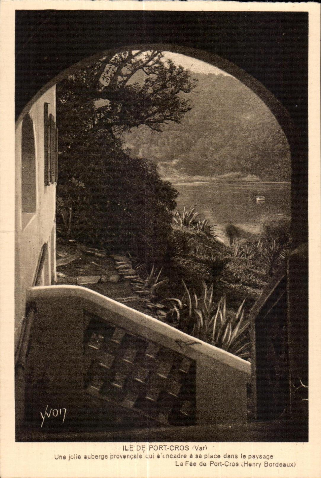 CPA Ile de Port Cros (Var) Une Jolie aubarge provencale qul cnaadre sa place dana le paysage La Fee de Port Cros Henry