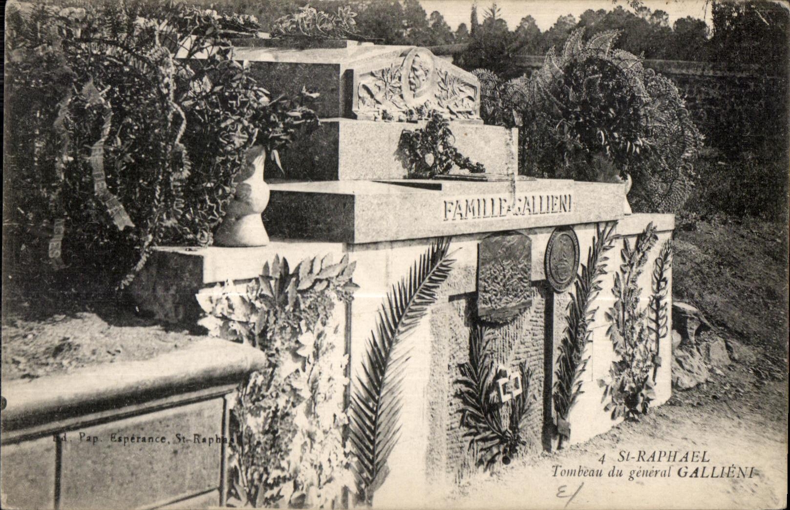 CPA St Raphael Tombeau du general Gallieni Militaria