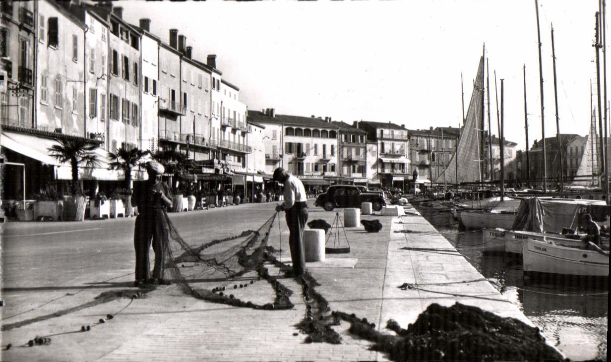 CPSM Saint Tropez Le Port Pecheurs remailliant les Filets