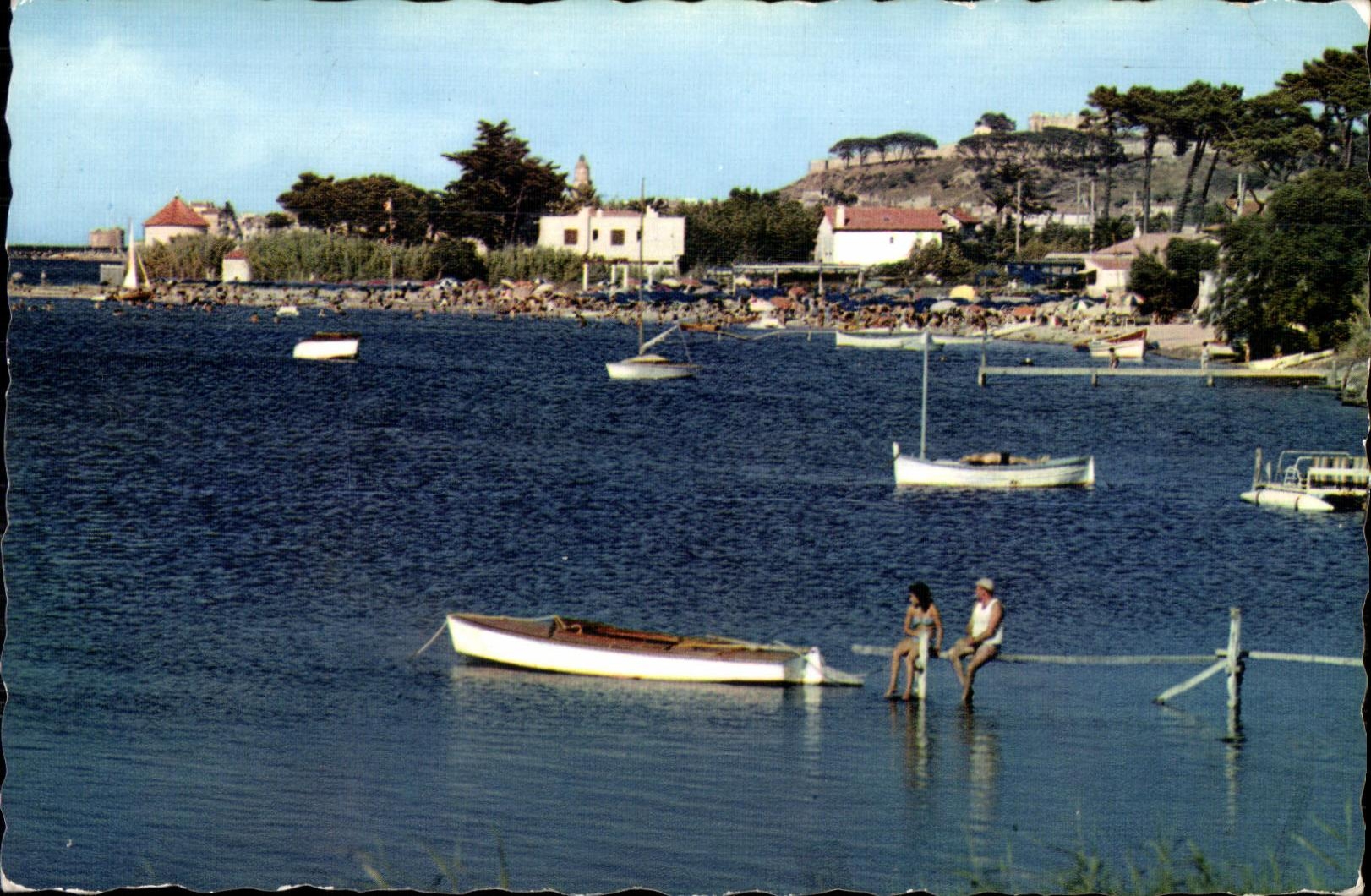 CPA Saint Tropez Bouillabaisse Plage au fond la citadelle