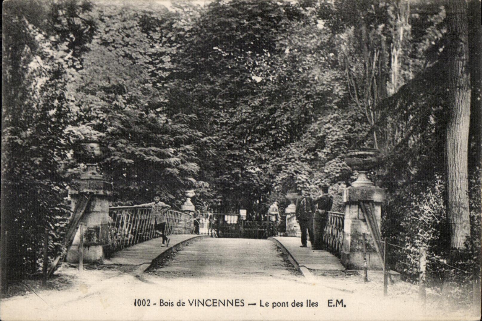 CPA Wood of Vincennes the bridge of the Islands Soldiers Child