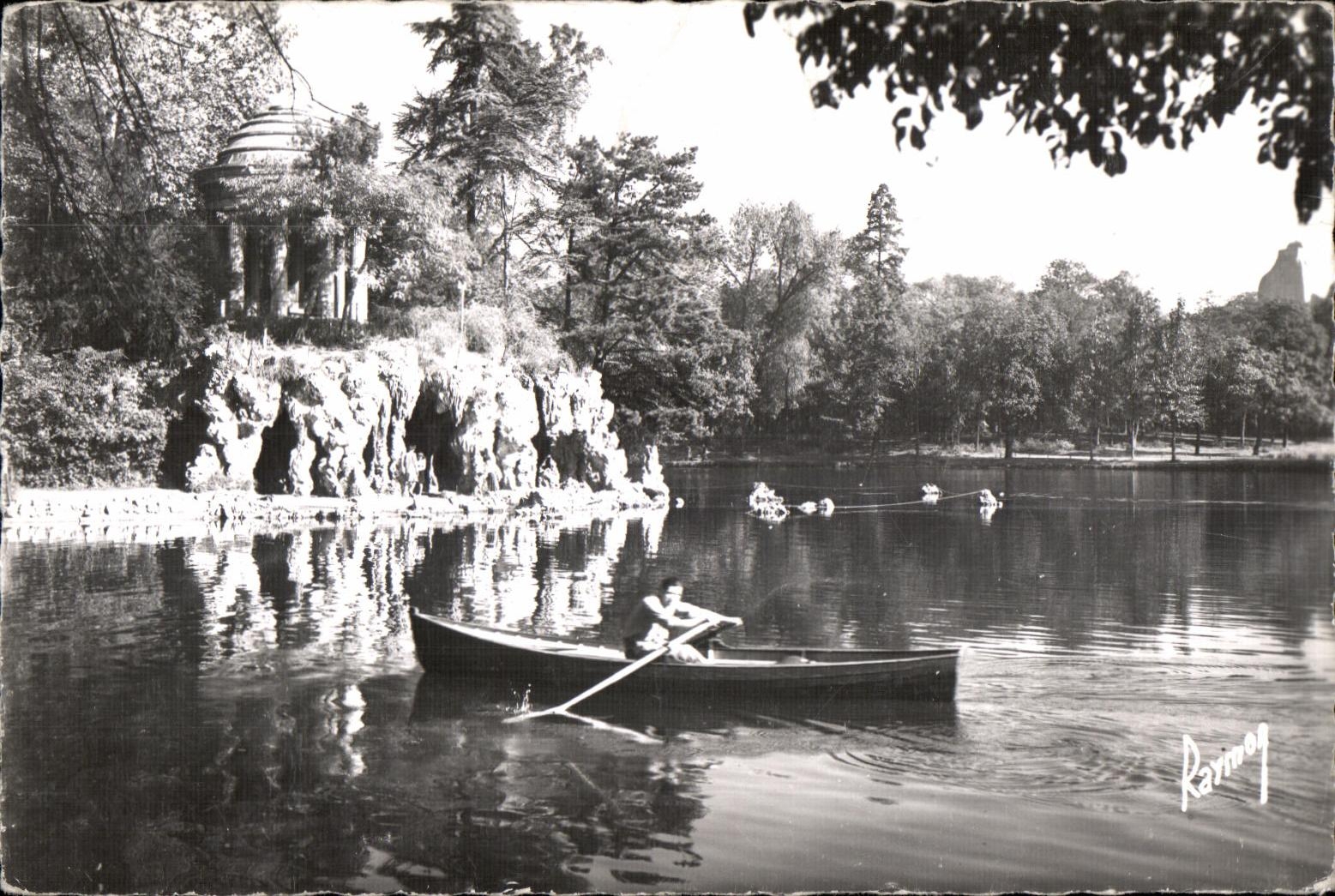 CPSM Images of France While strolling with the Wood of Vincennes Canoeing on the Lake Doumesnil