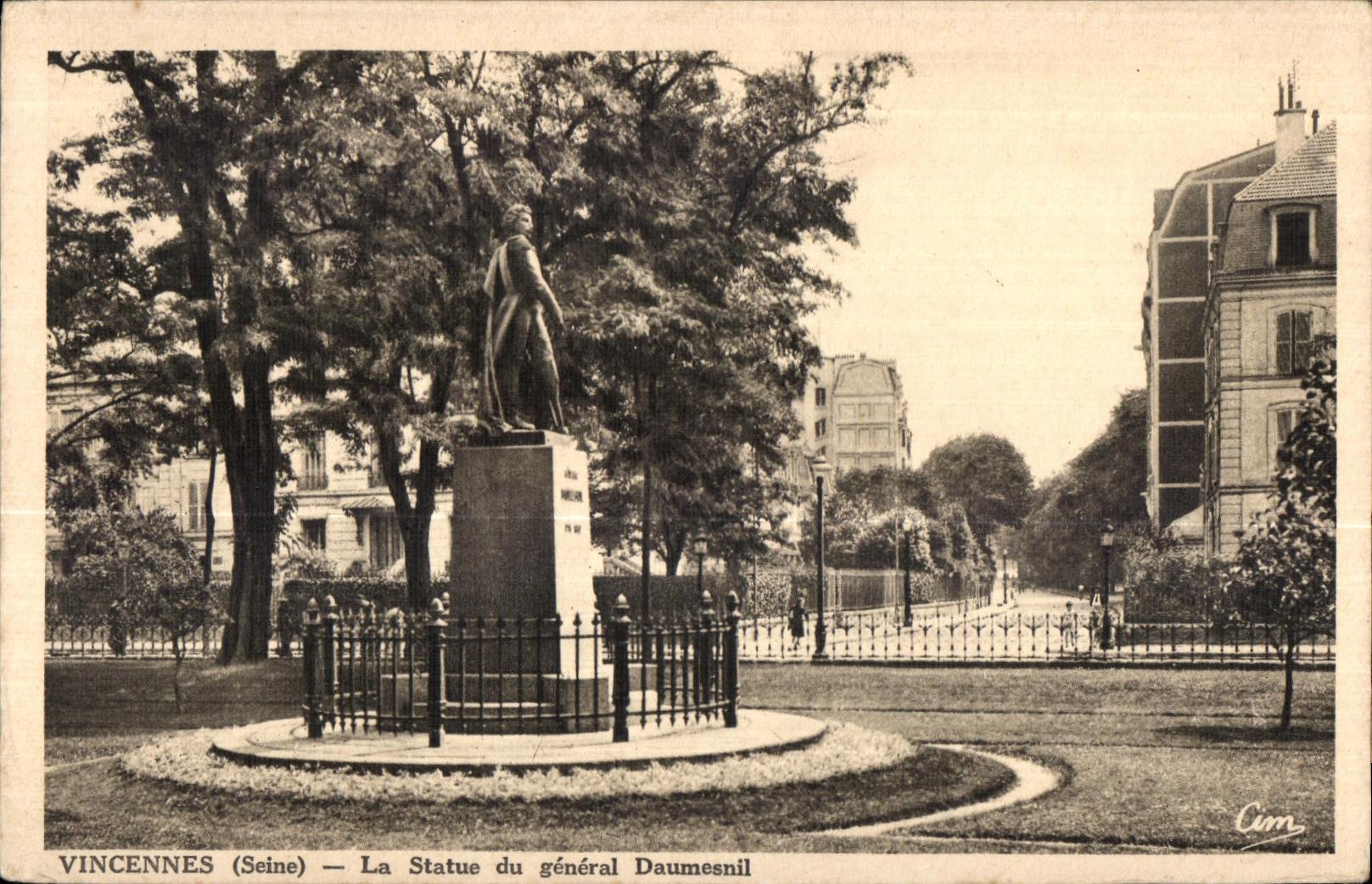 CPA Vincennes Statue of general Daumesnil