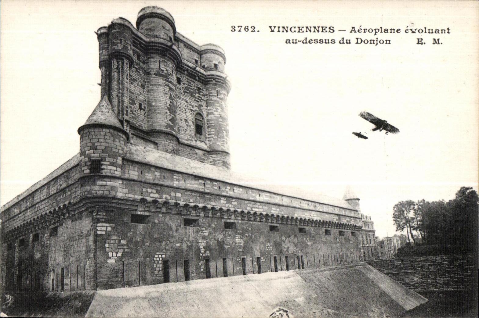 CPA Vincennes Airplane evolving/moving with the top of the Keep Plane