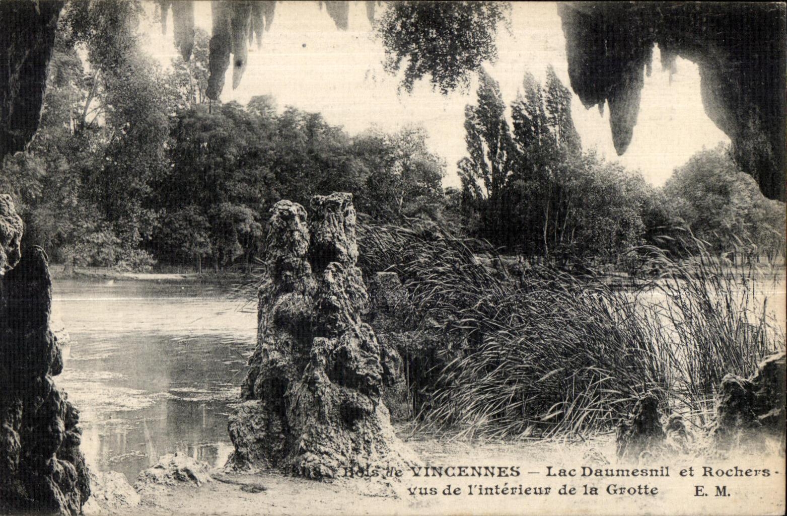 CPA Vincennes Lake Daumesnil and Rochers seen of interior of the Cave