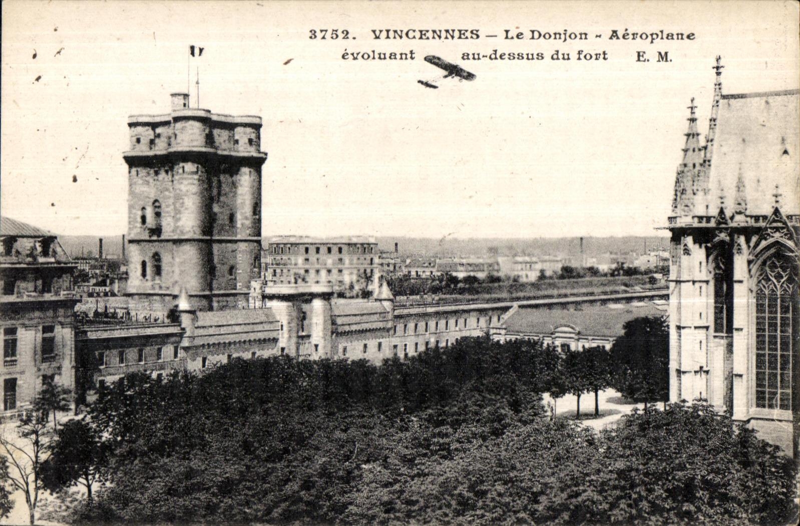 CPA Vincennes the Keep Airplane evolving/moving with the top of the fort