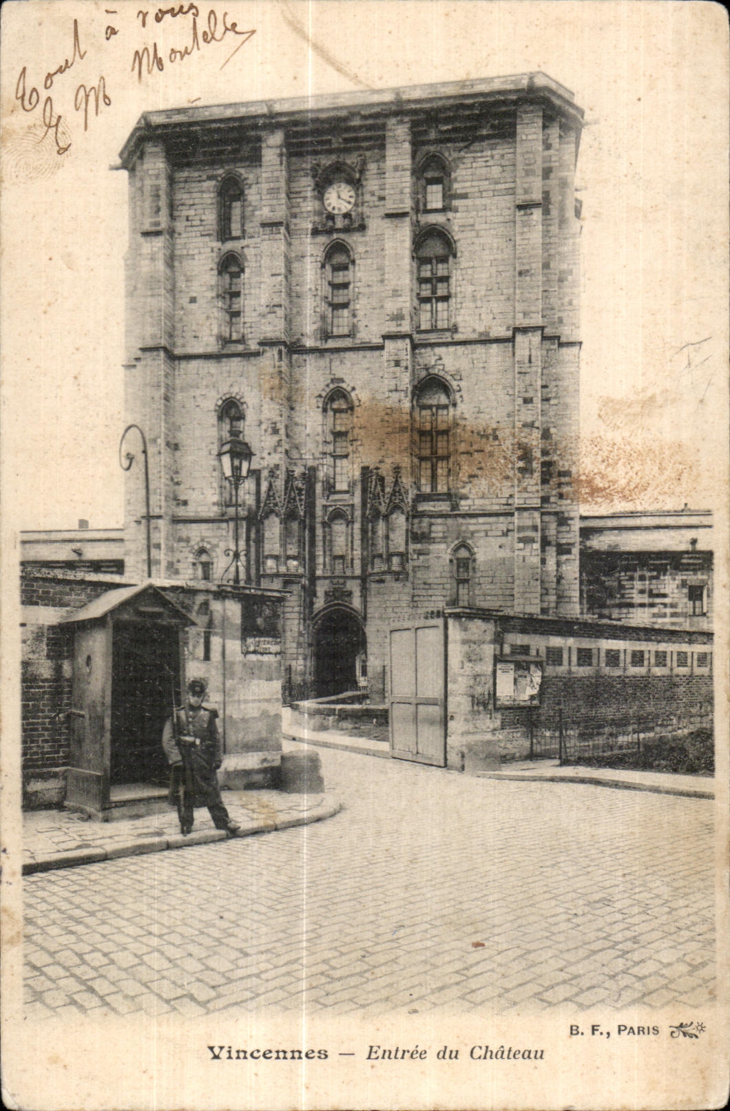 CPA Vincennes Entrance of the Castle Militaria soldier