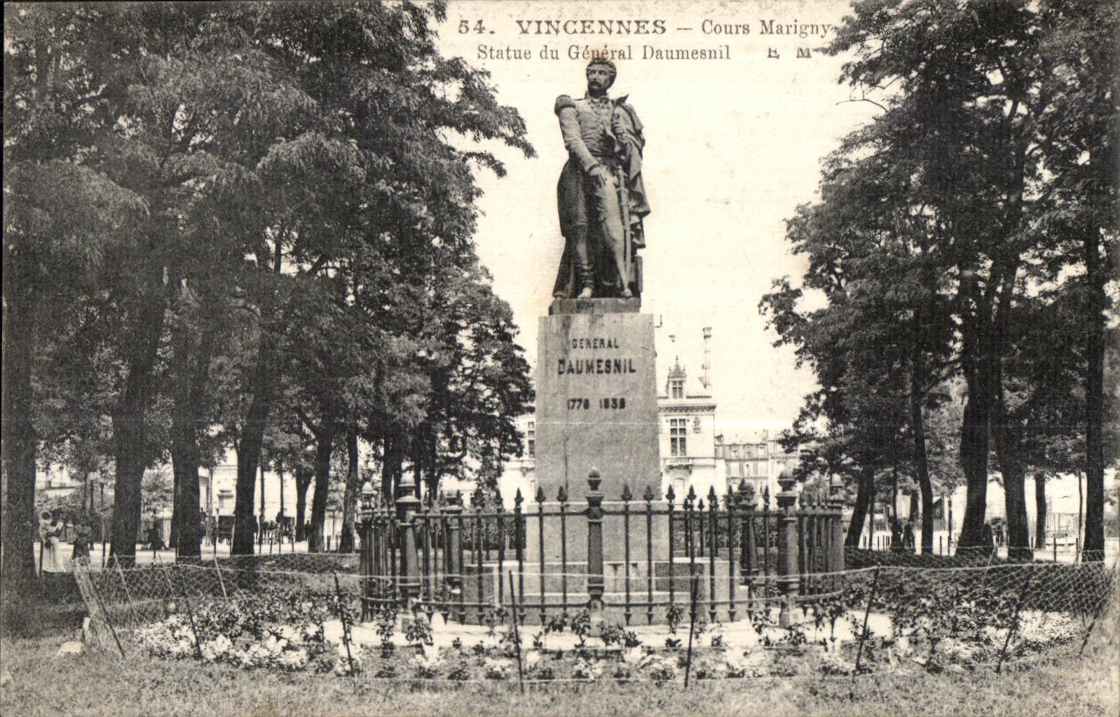 CPA Vincennes Marigny Course Statue of General Daumesnil