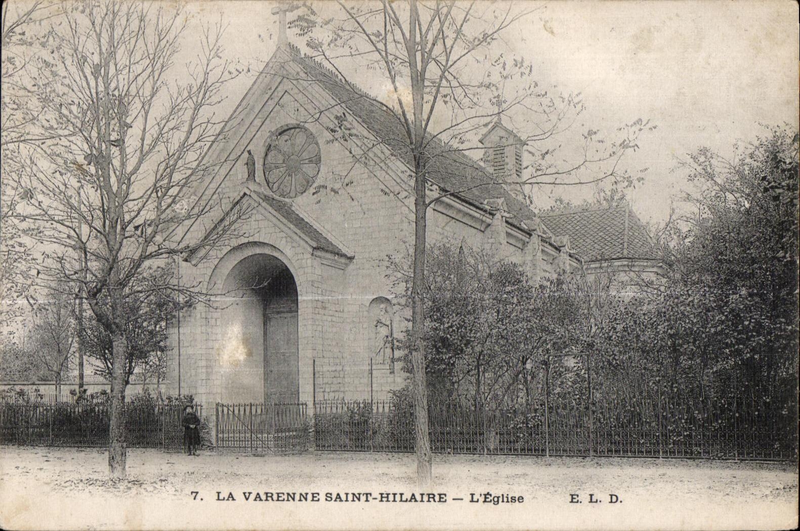 CPA La Varenne Saint Hilaire L Eglise 