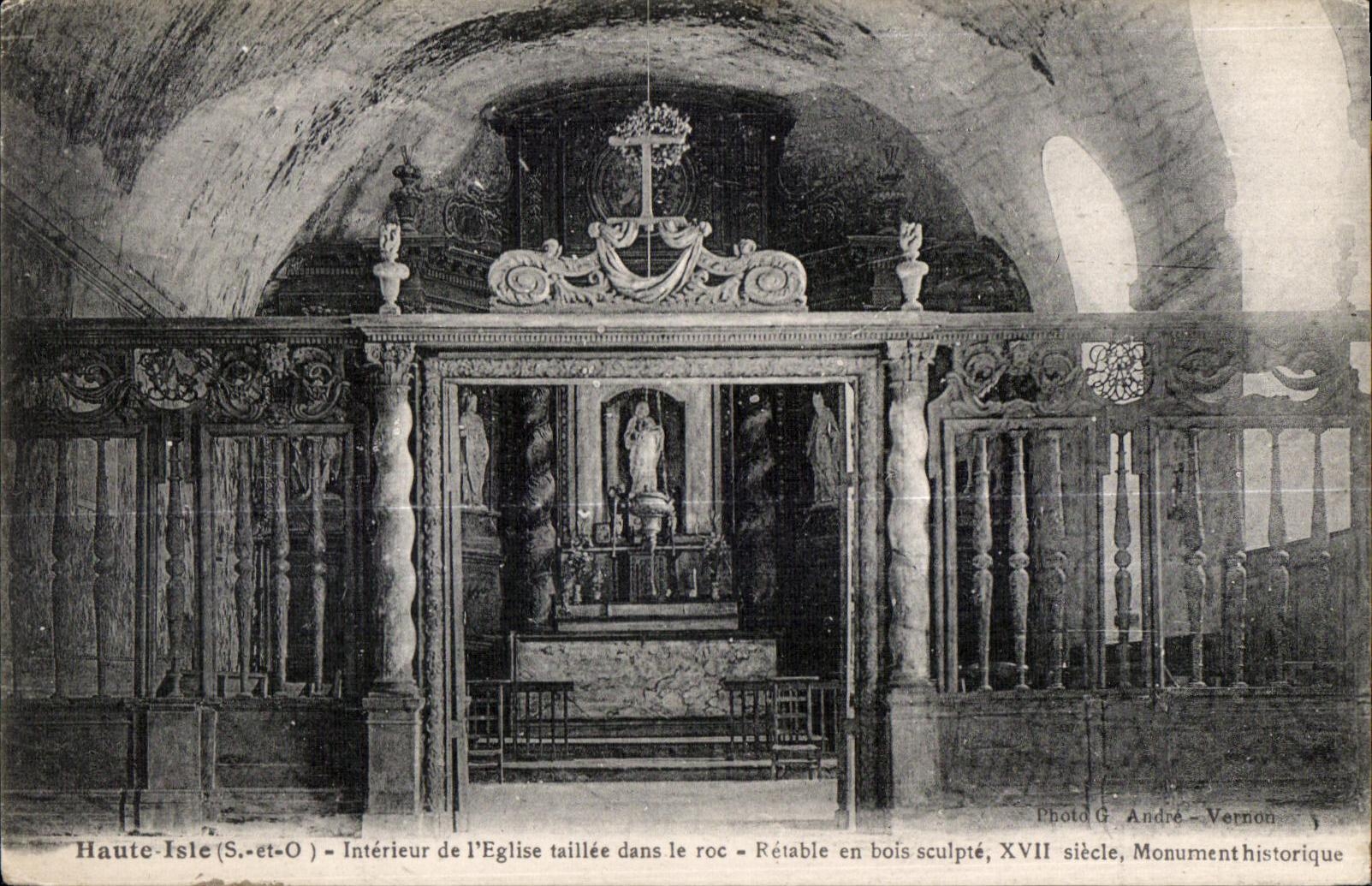 CPA Haute Isle interieur de I Eglise taillee dans le roc Retable en bois sculpte XVII siecle Monument historique
