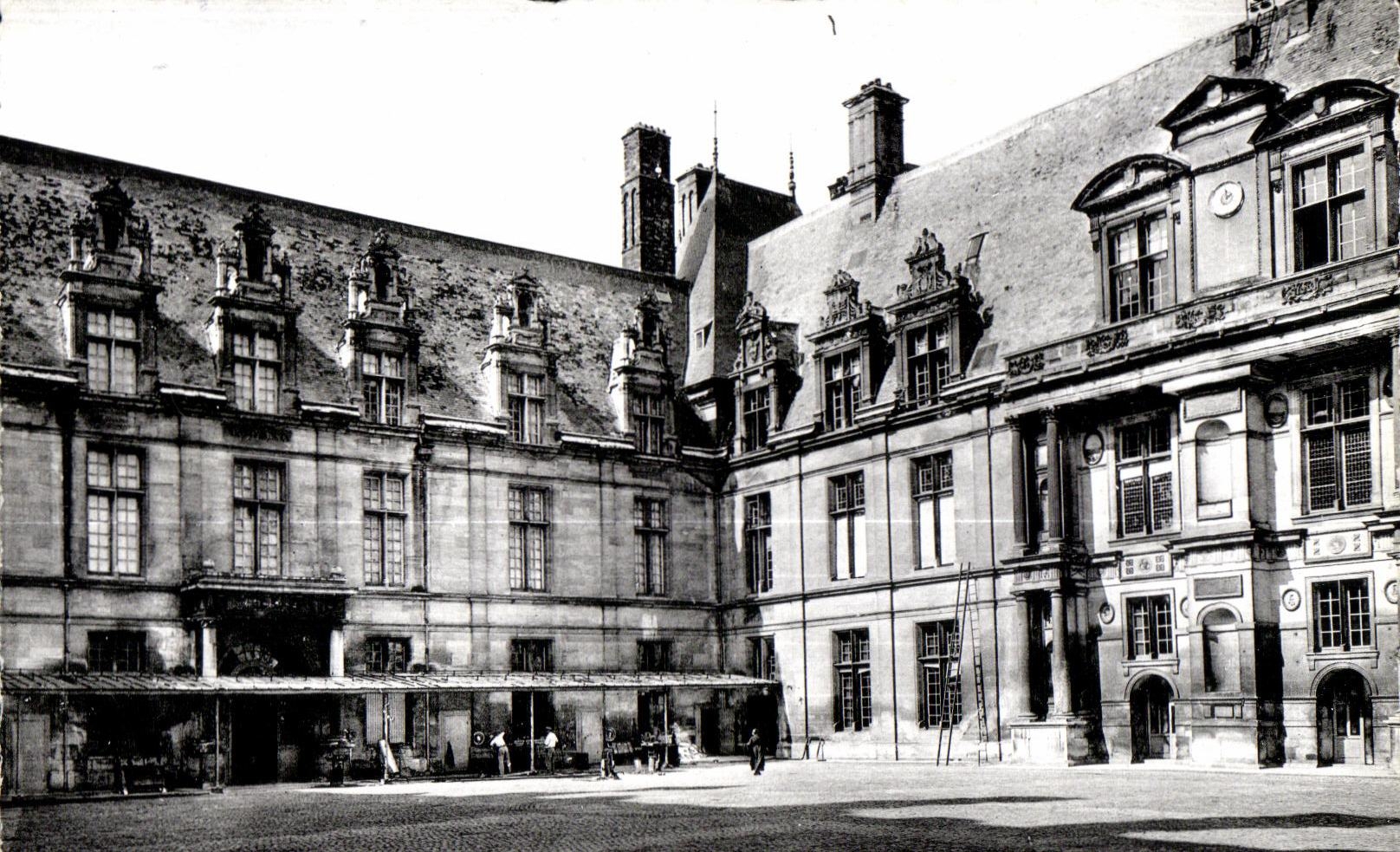 CPA Ecouen (S and O) Castle of the Legion Honor Epeque Francois I er Ceur honor