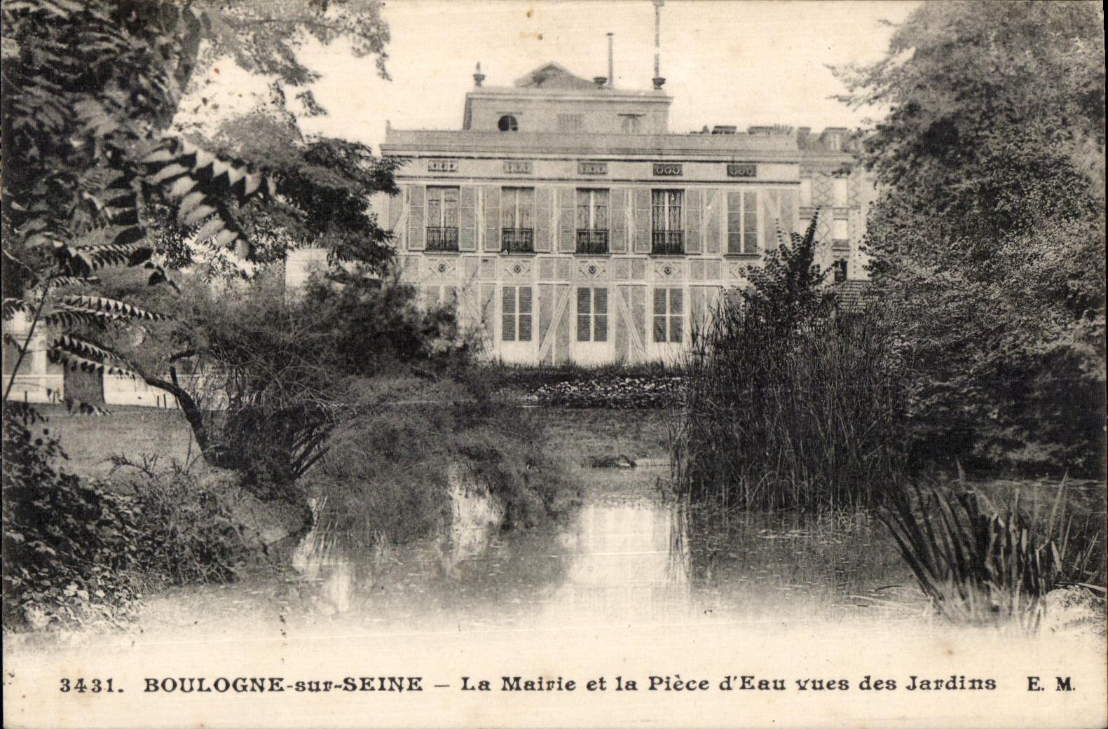 CPA Boulogne on the Seine the Town hall and the Part Water seen of the Gardens