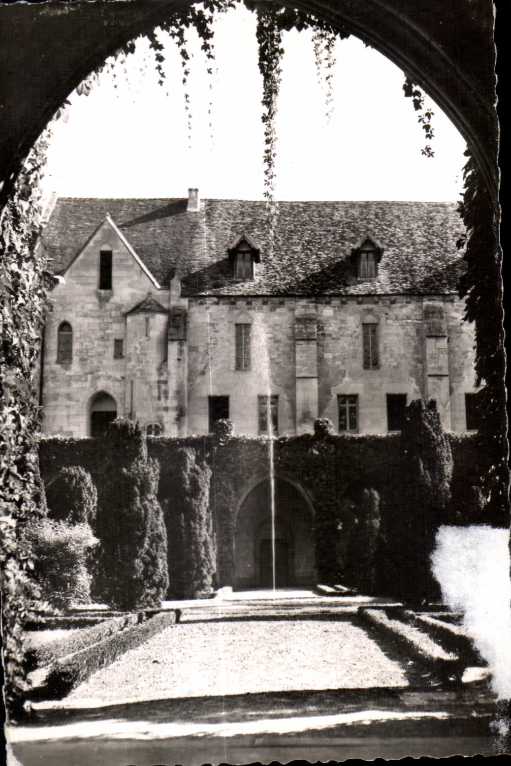 Abadia de CPSM de Royaumont Asnieres en los edificios de Oise del ataque frontal de los dormitorios en el claustro