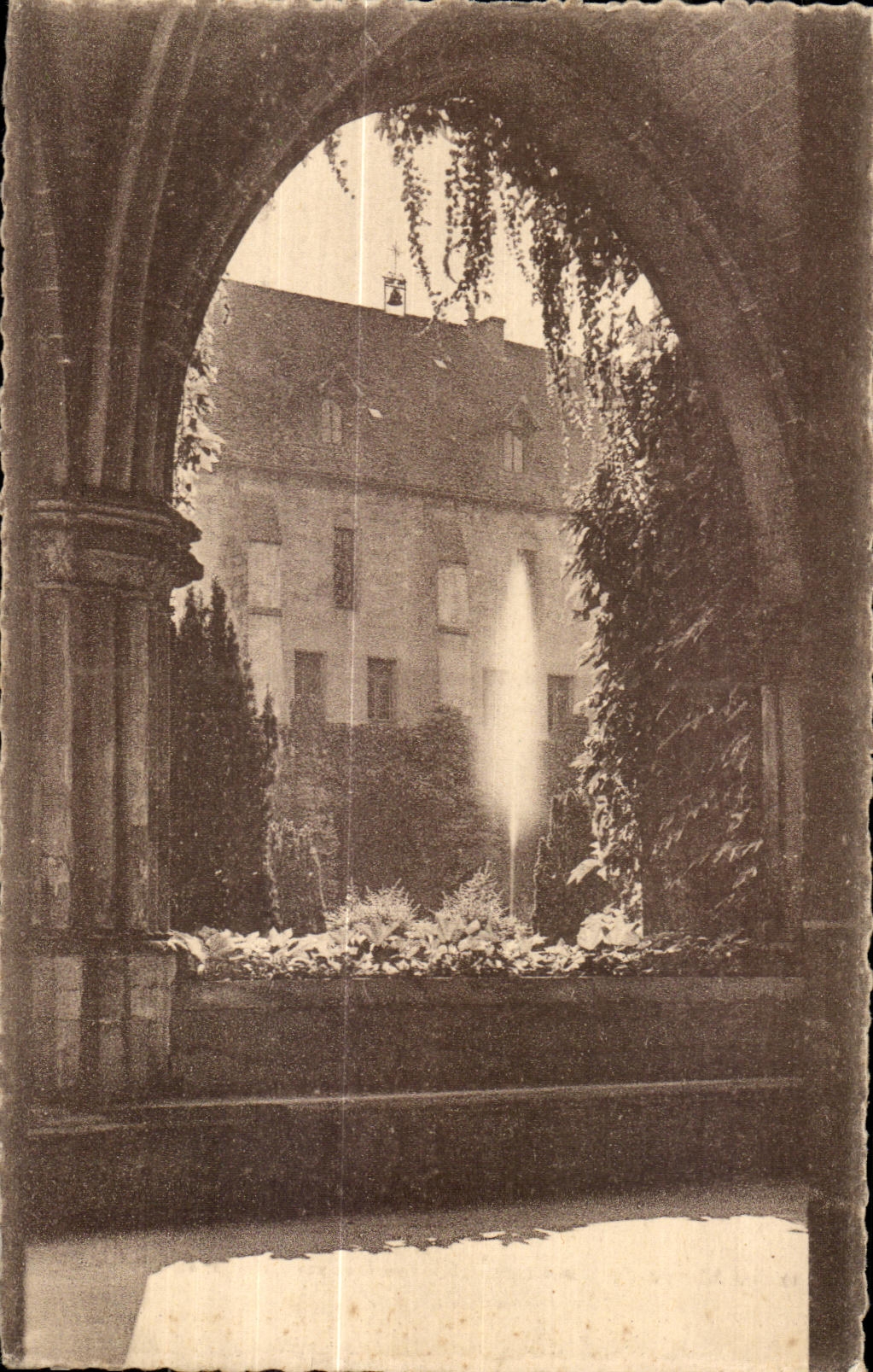 CPA Abbey of royaumont asnieres oise (S and O) the cloister