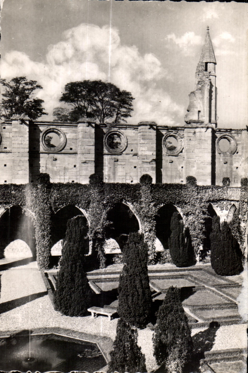 CPSM Abbaye de Royaumont Asnieres sur Oise Le cloitre et la tourelle