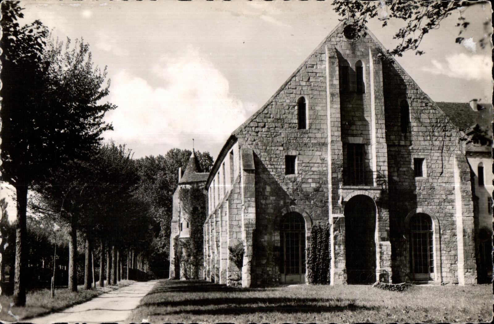 CPSM Abbaye de Royaumont Asnieres sur Oise pignon de I ancien batiment des travaux