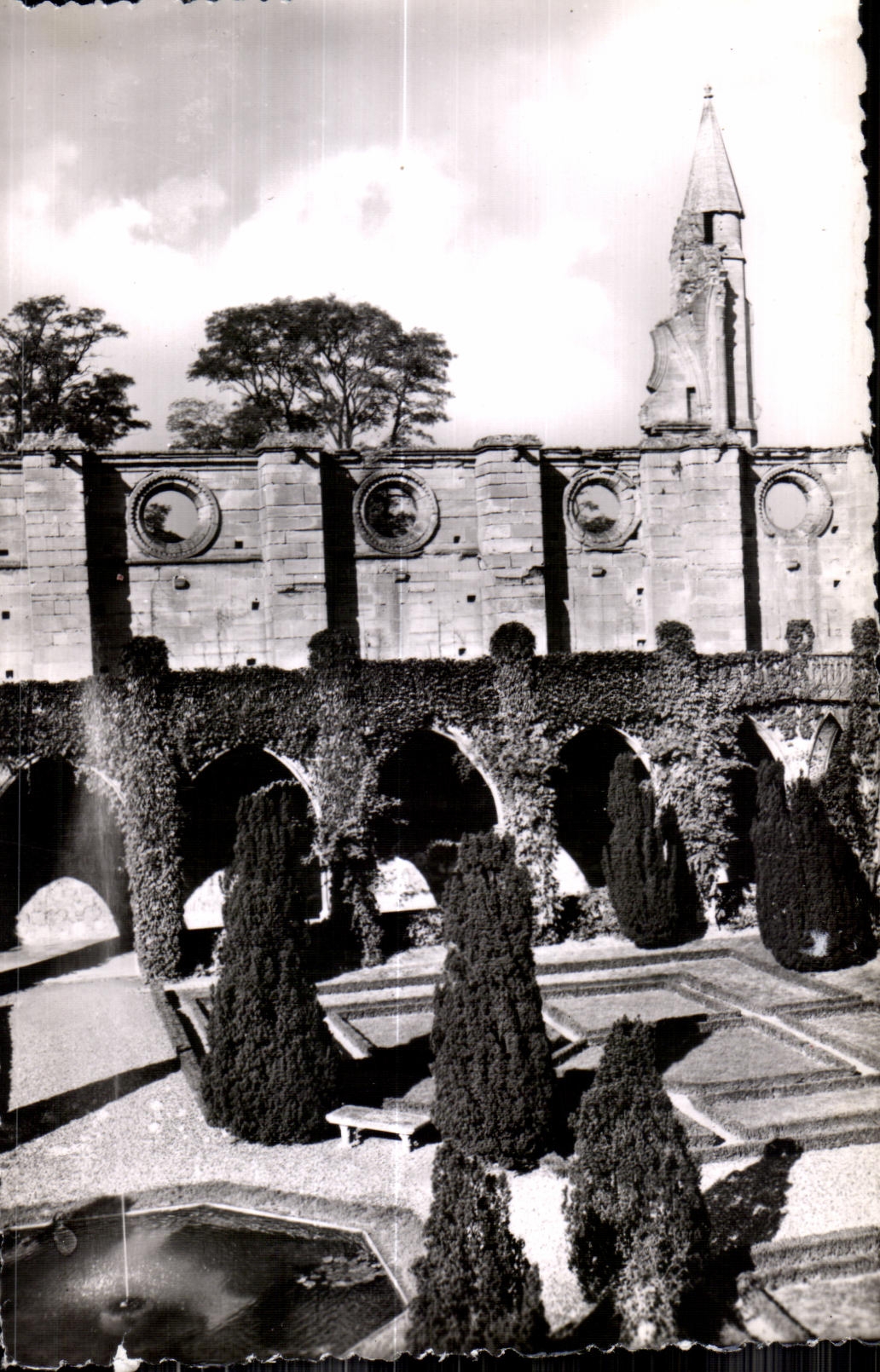 CPSM Abbaye de Royaumont Asnieres sur Oise Le cloitre et la tourelle