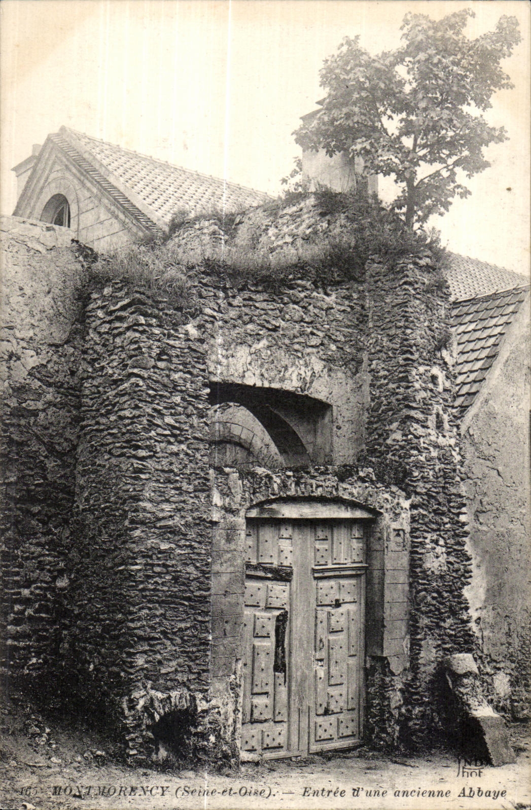 CPA Montmorency (the Seine and Oise) Entrance an old Abbey