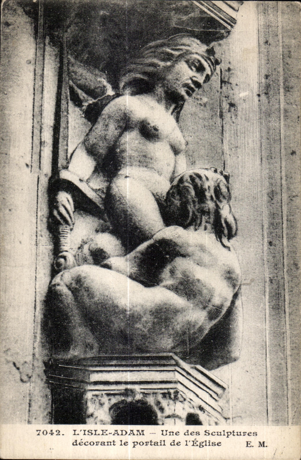 La isla AdAn uno de CPA de las esculturas que adornan la puerta con E se desliza