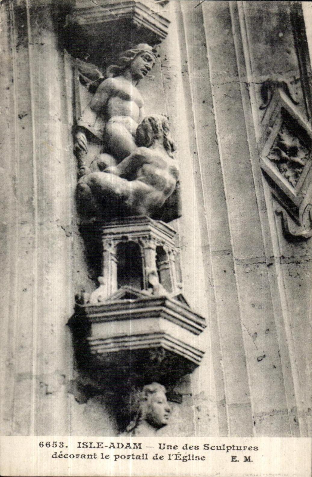 Isla AdAn uno de CPA de las esculturas que adornan la puerta con la iglesia de I