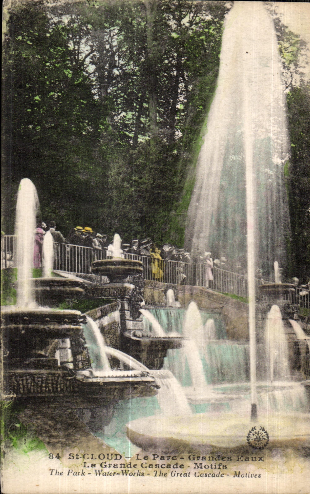CPA St Cloud Le Parc Grandes Eaux La Grande Cascade Motifs The Park Water Works The Great Cascade Motioes