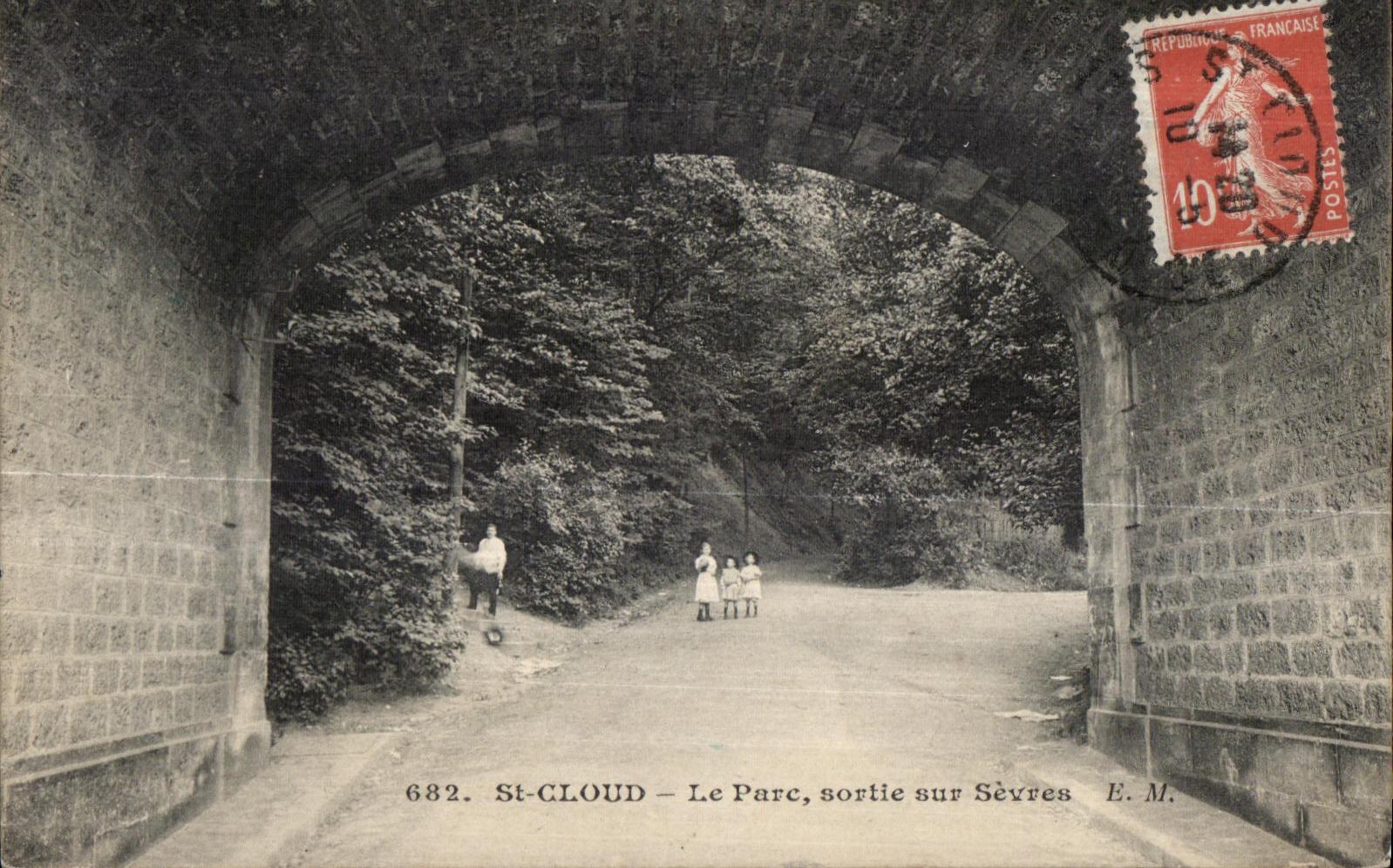 CPA St Cloud Le Parc Sortie Sur Sevres