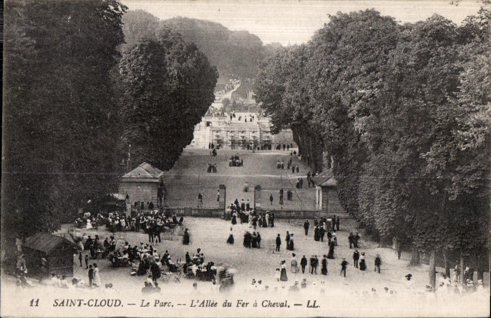 CPA Saint Cloud Le Pare L Allee du Fer a Cheval