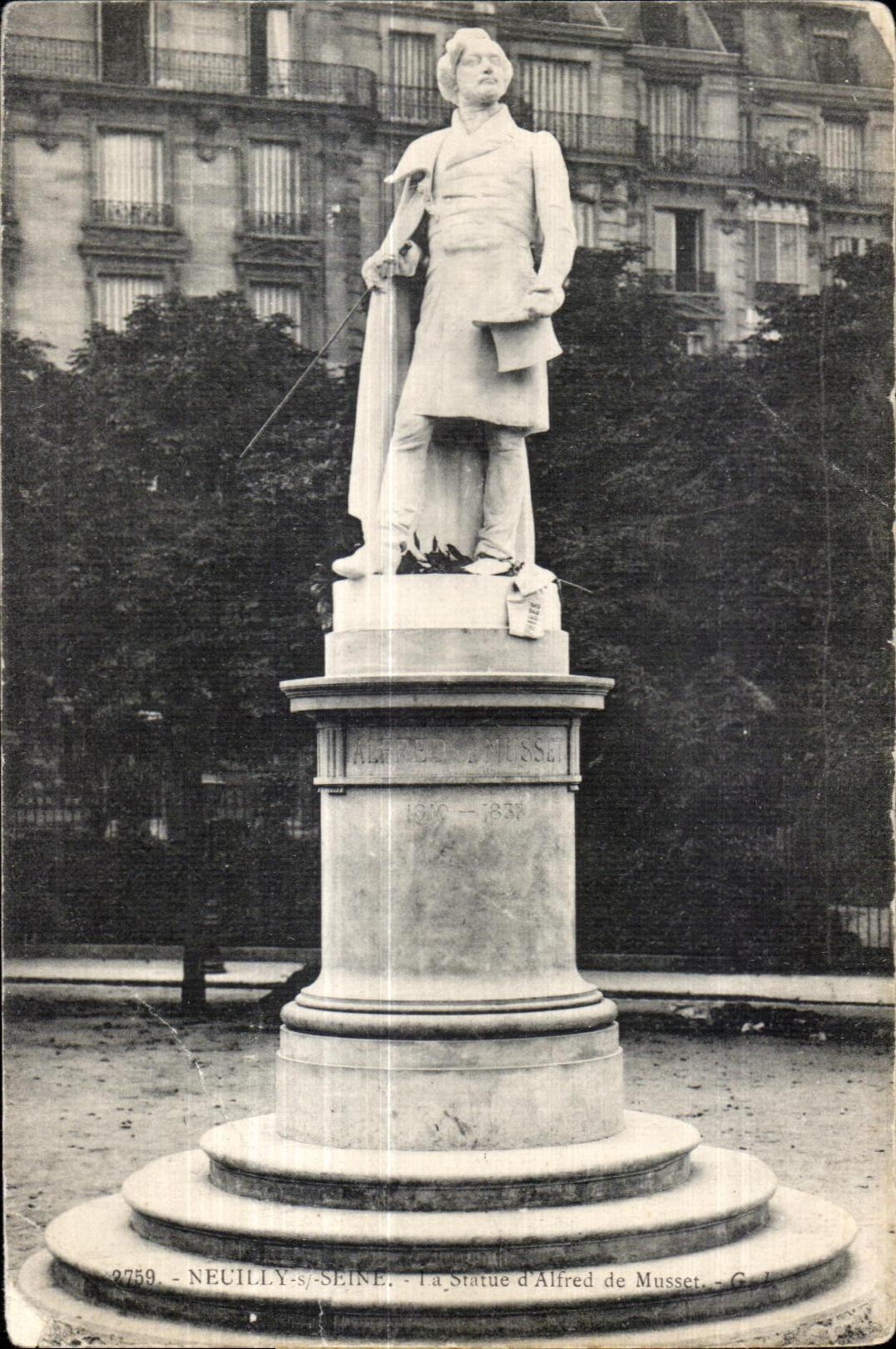 CPA Neuilly Sur Seine La Statue d Alfred de Musset