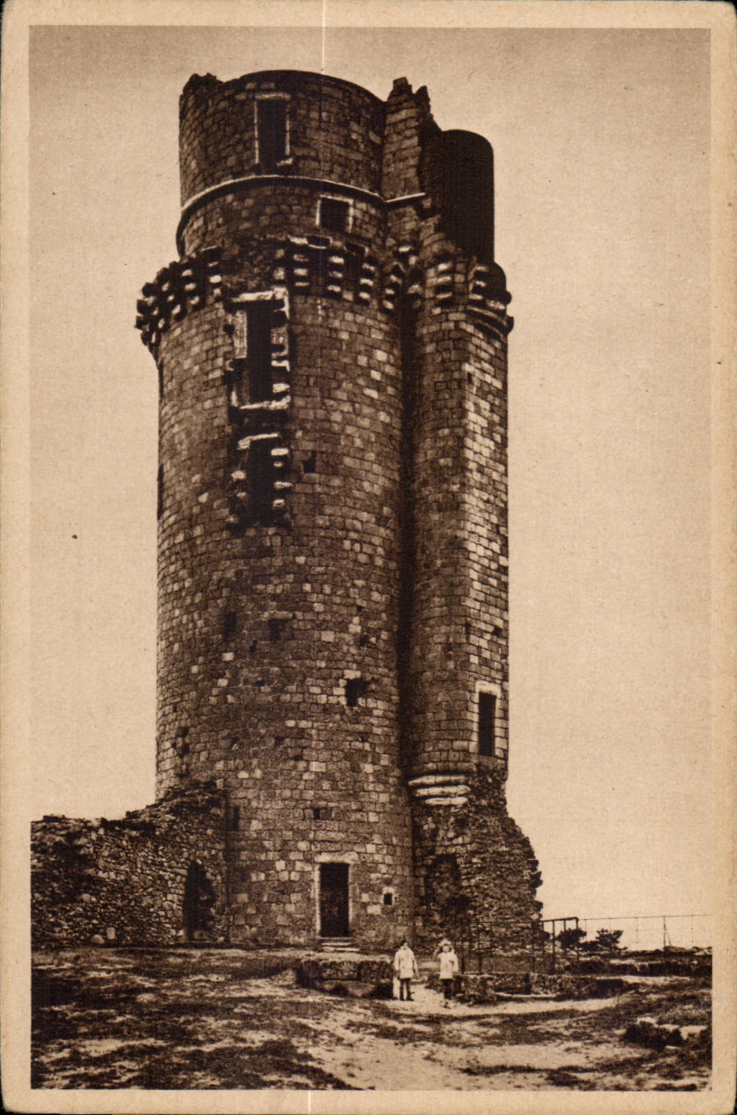 CPA Montlhery (S et O) La tour Ancien Donjon du Cheteau de Montlhery fortifie en par thibault file etoupes et demantel