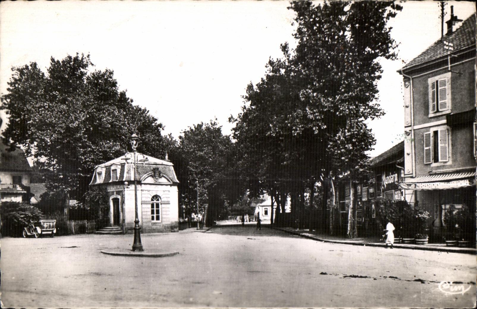 CPSM Lure (Hte-Saone) La Place de la Gare et I Avenue du Square