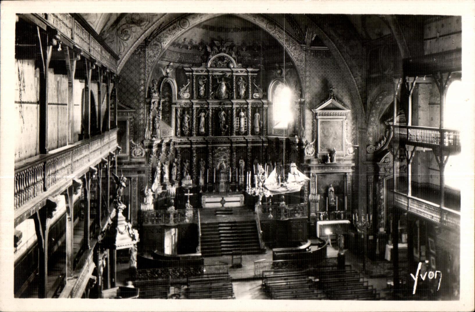CPA St Jean de Luz (Basses Pyr ) Interieur de I Eglise