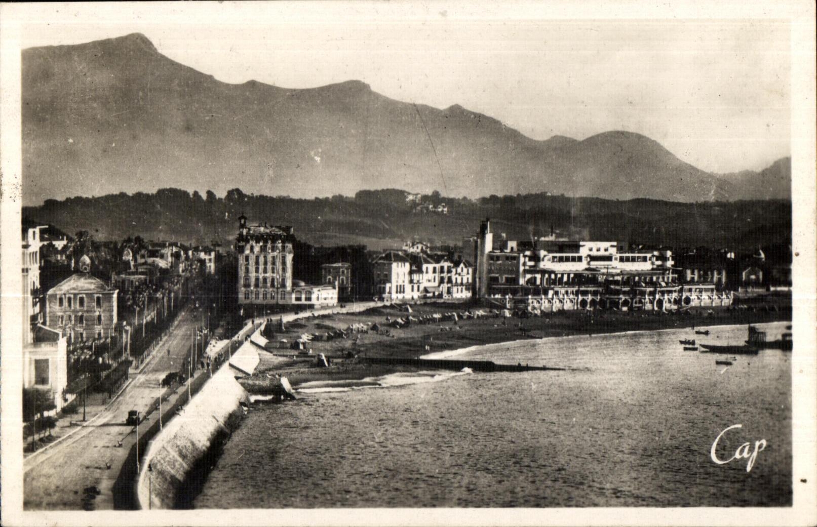 CPA St Jean de Luz Vue d ensemble de la Plage et la Rhune