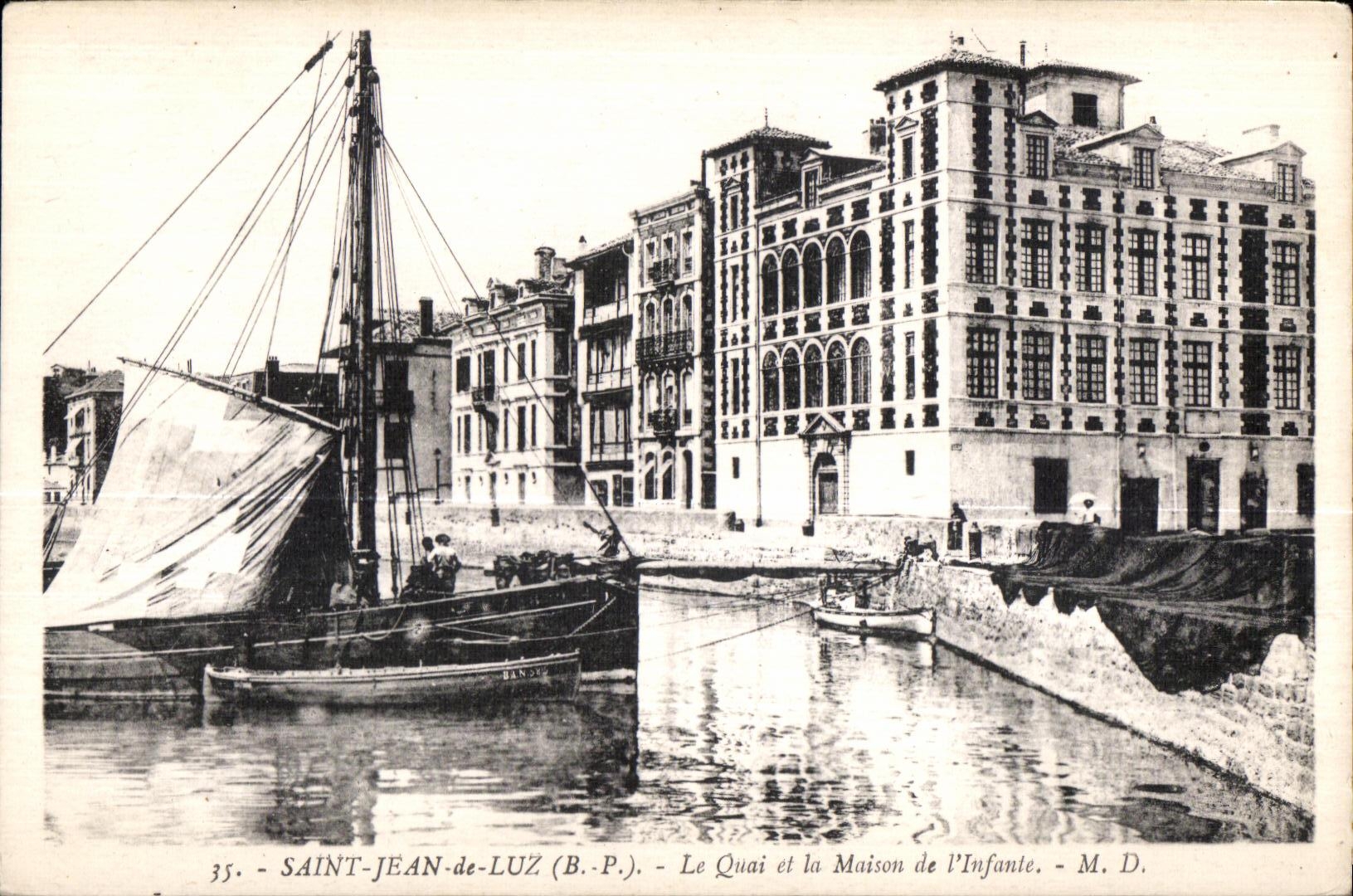 CPA St Jean de Luz (B -P ) Le Quai et la Maison de I Infante Bateau