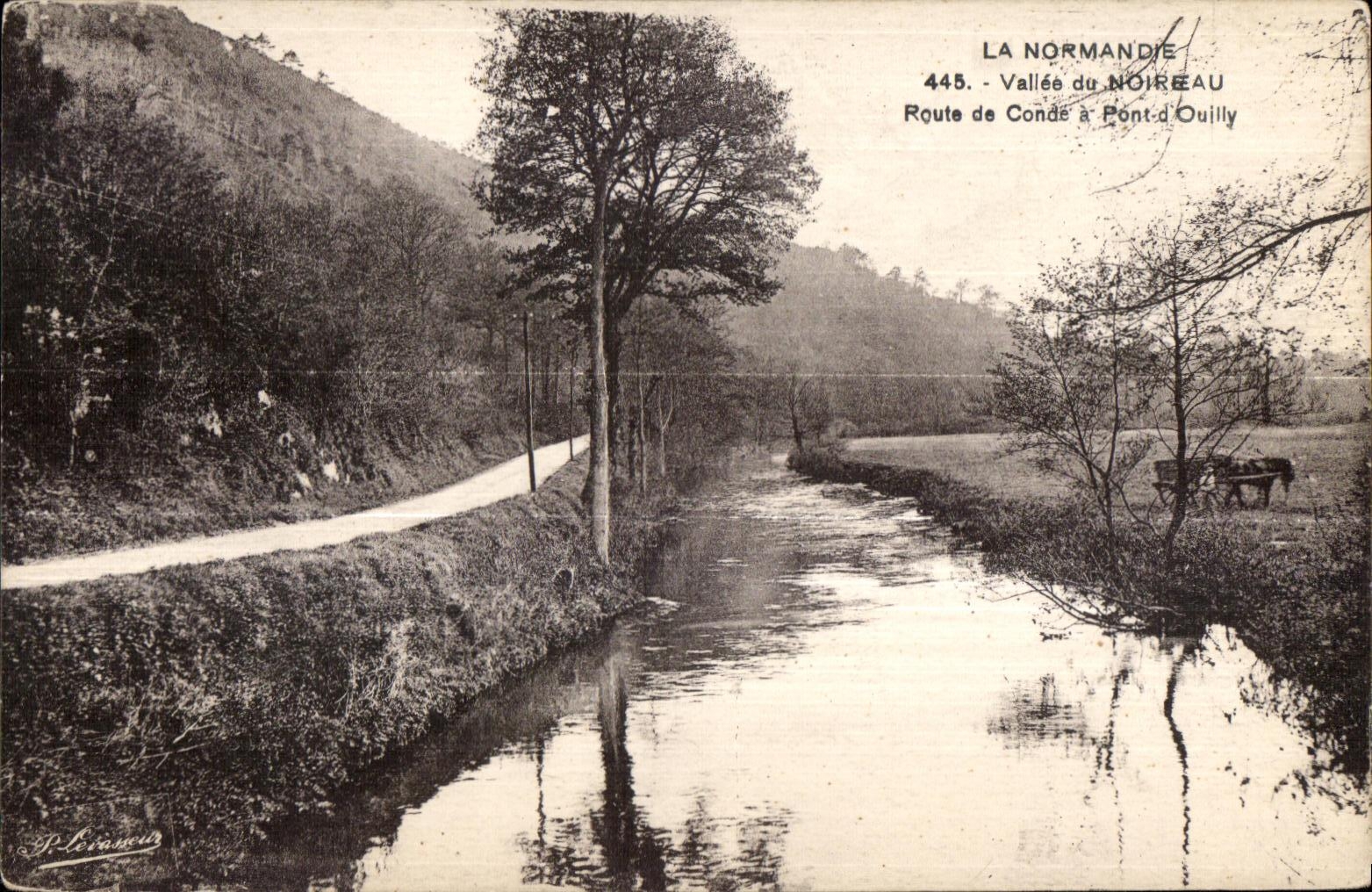 CPA La Normandie Vallee du Noireau Route de Conde a pont d Ouitly