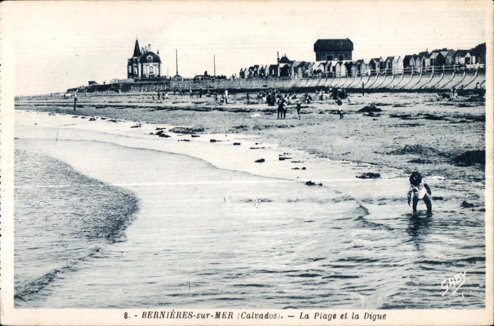 CPA Bernieres sur Mer (Calvados) La Plage et la Digue