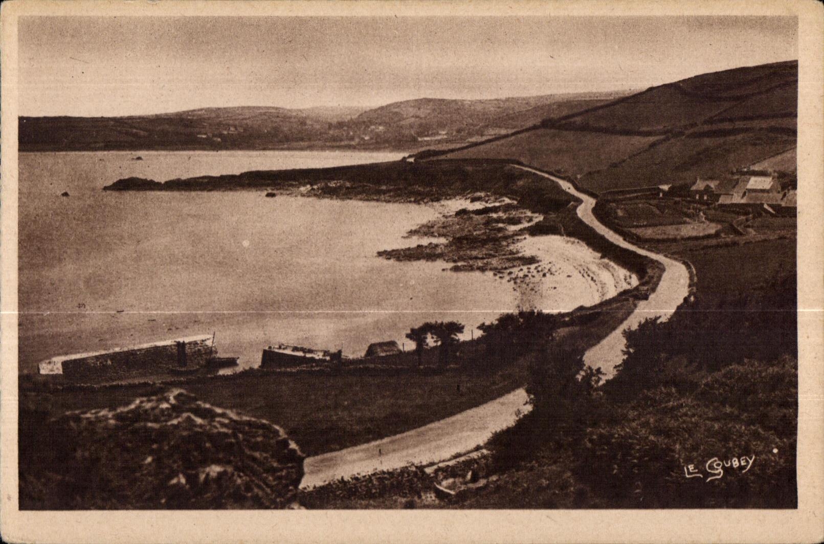 CPA Normandie Pittoresque Anse Saint Martin Au premier plan petit port des Vaux