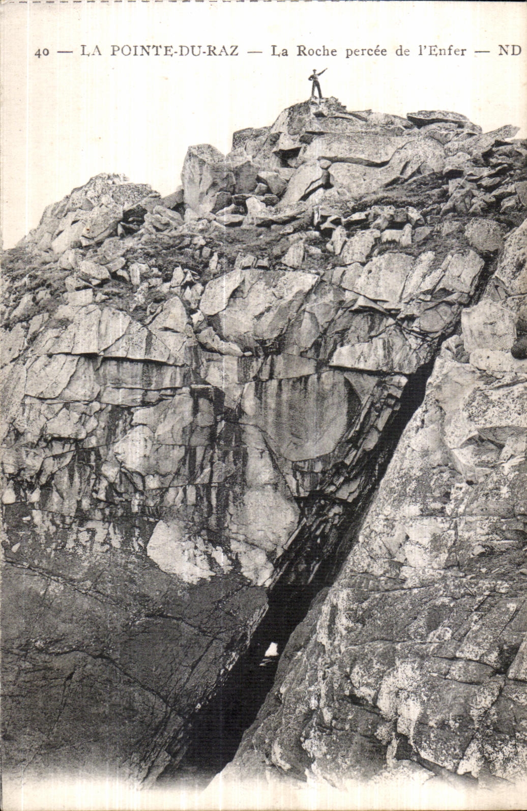CPA La Pointe Du Raz La Roche percee de I Enfer
