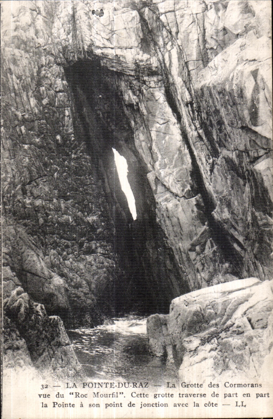 CPA La Pointe Du Raz La Grotte des Cormorans vue du roc Mourfil Cette grotte traverse de part en part la Pointe a