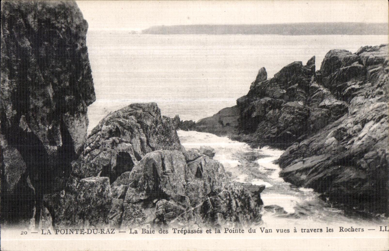 CPA La Pointe Du Raz La Baie des Trepasses et la Pointe du Van vues a travers les Rochers